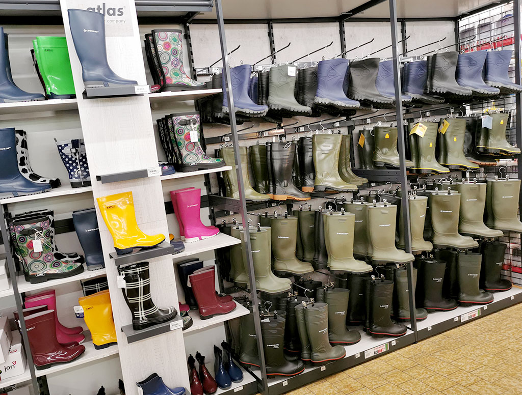 Gummistiefel für die Arbeit auf dem Feld und Stall, wie auch modische Gummistiefel für den Spaziergang mit dem Hund erhalten Sie in Ihrem Raiffeisenmarkt.